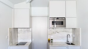 Premium Studio, 1 Queen Bed, City View | Private kitchen - Maria da Sé Historic House (Porto)