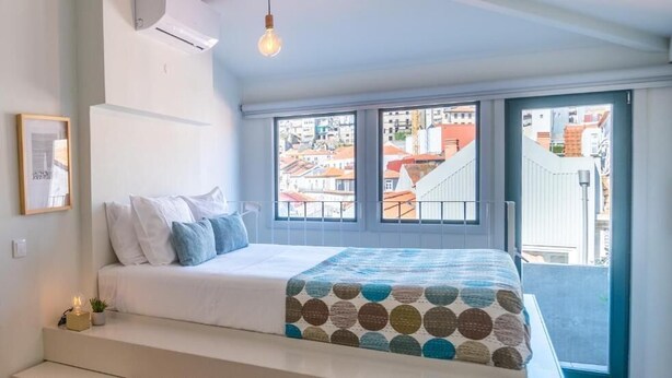 Premium Studio, 1 Queen Bed, City View | Bathroom | Shower, hair dryer, towels, soap - Maria da Sé Historic House (Porto)