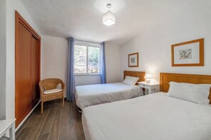 2 bedrooms, iron/ironing board, free WiFi, bed sheets