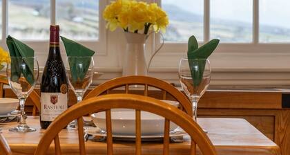 Beautiful cottage with breathtaking views! Sleeps 3 & 1 dog, w/ WiFi & pub nearby!