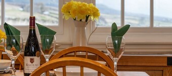 Beautiful cottage with breathtaking views! Sleeps 3 & 1 dog, w/ WiFi & pub nearby!