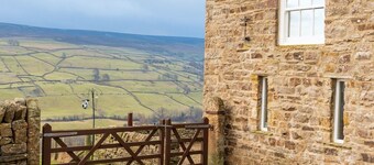 Beautiful cottage with breathtaking views! Sleeps 3 & 1 dog, w/ WiFi & pub nearby!