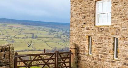 Beautiful cottage with breathtaking views! Sleeps 3 & 1 dog, w/ WiFi & pub nearby!