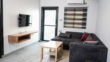 Suite Familiale, 2 chambres, balcon | Coin séjour | Télévision LED de 32 pouces avec chaînes numériques, télévision