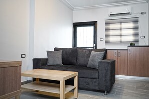 Doppia Royal, 1 letto queen, balcone | Area soggiorno | TV LED 32 pollici con canali digitali, TV