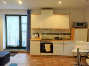 Kühlschrank, Mikrowelle, Ofen, Herdplatte