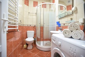 Dusche, Haartrockner, Handtücher, Seife