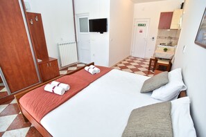 1 chambre, coffres-forts dans les chambres, fer et planche à repasser