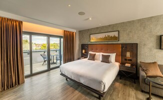 3 dormitorios, decoración individual, tabla de planchar con plancha