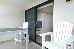 Property grounds - Come and stay at this cozy, one bedroom oceanfront condo just steps away from the beach! (Ocean City)