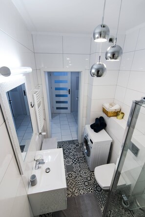 Apartamento empresarial | Banheiro | Secador de cabelo, toalhas de banho