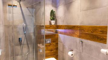 Business Apartment | Bathroom | Hair dryer, towels