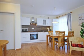 ثلاجة، فرن، موقد طهي مسطح، غسالة أطباق