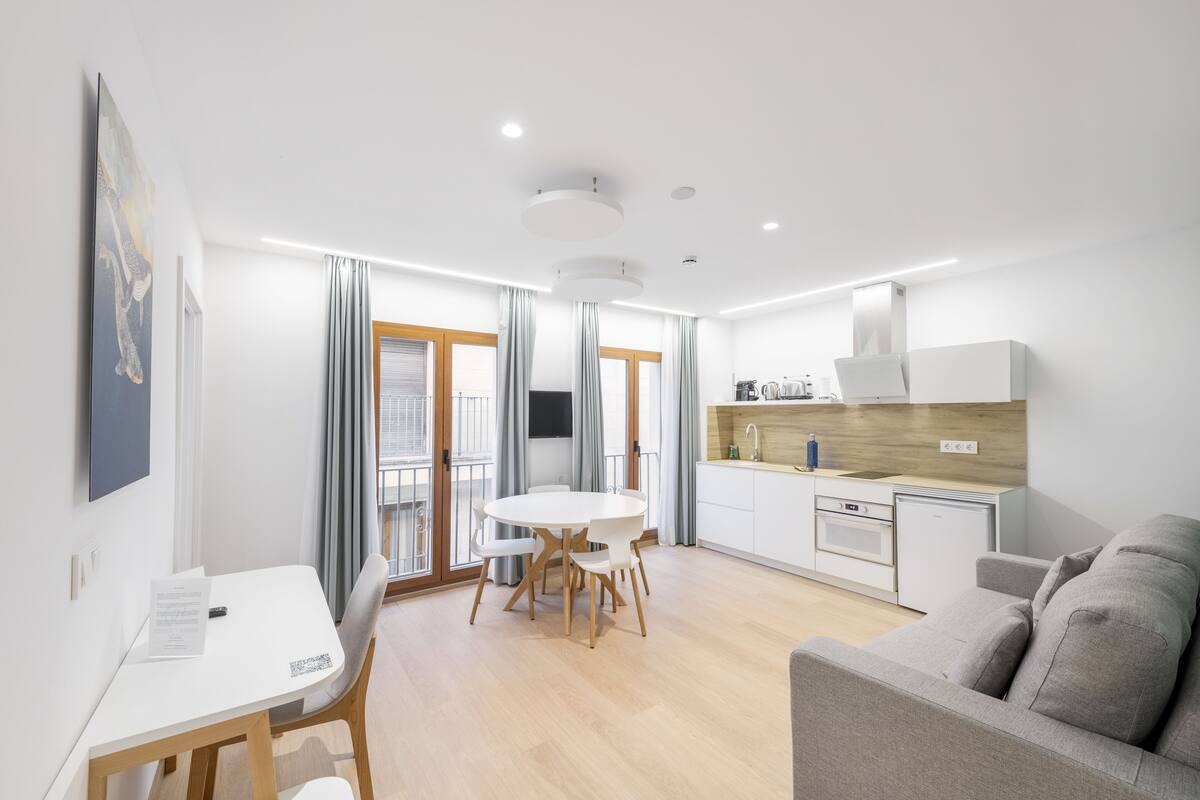 Eine moderne Wohnung mit Essbereich, Küche und Wohnraum.