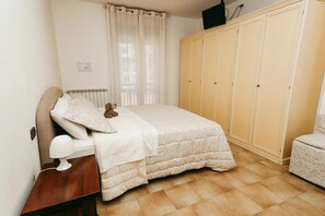 1 dormitori, caixa forta a l'habitació, escriptori i wifi 