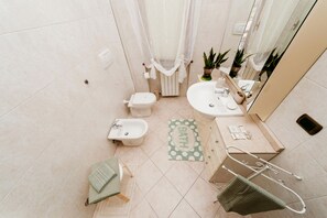 Dutxa, assecador de cabells, bidet i tovalloles 