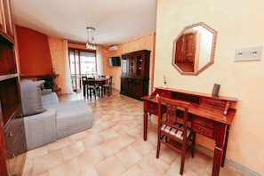 Smart TV, chimenea y libros