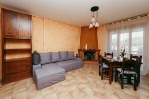 Smart-TV, Kamin, Bücher