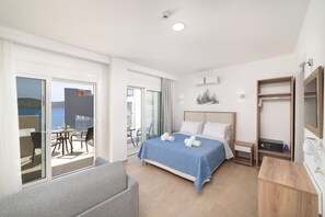 Junior suite, bubbelbad, uitzicht op zee | Individueel gedecoreerd, een bureau, een laptopwerkplek