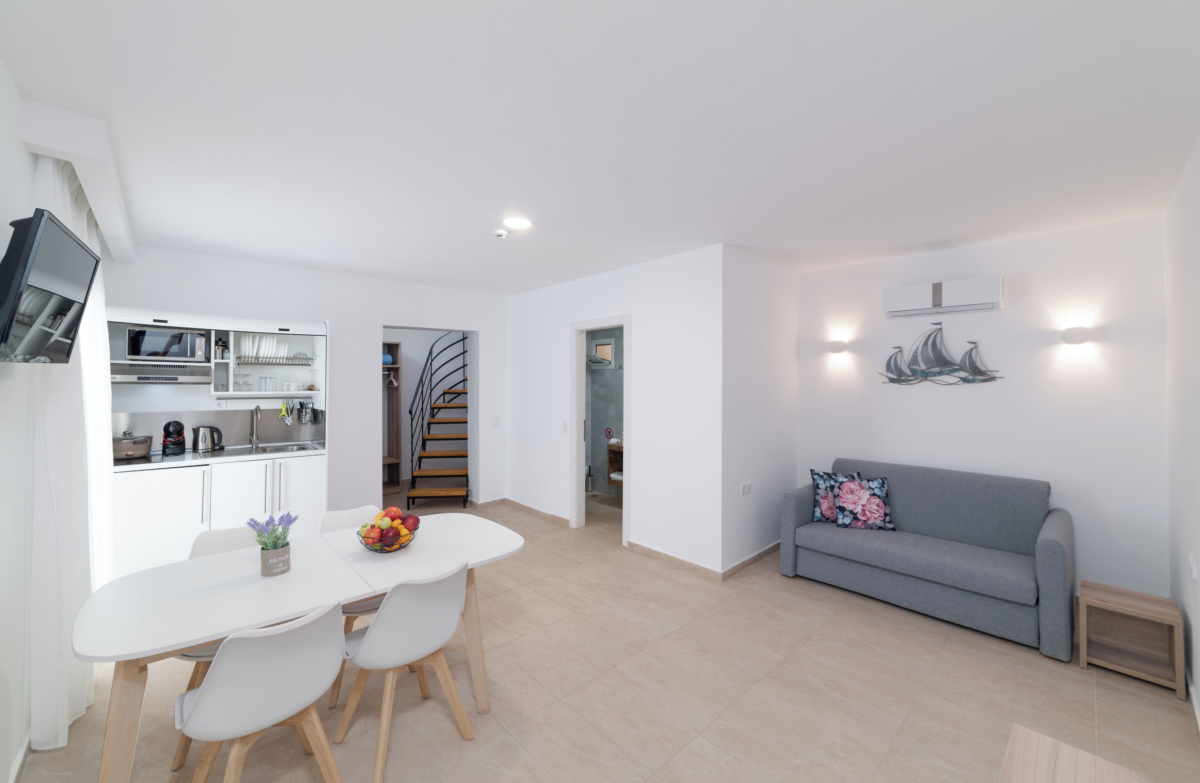 Decoración individual, escritorio, espacio para trabajar con un portátil