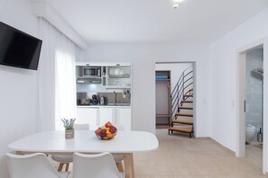 1 bedroom, individually decorated, desk, laptop workspace