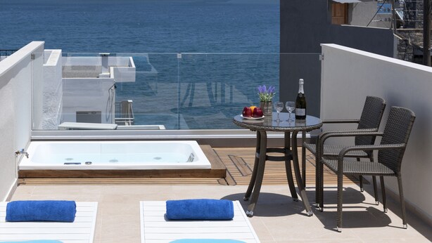 Suite – superior, massasjebadekar, sjøutsikt | Terrasse/patio