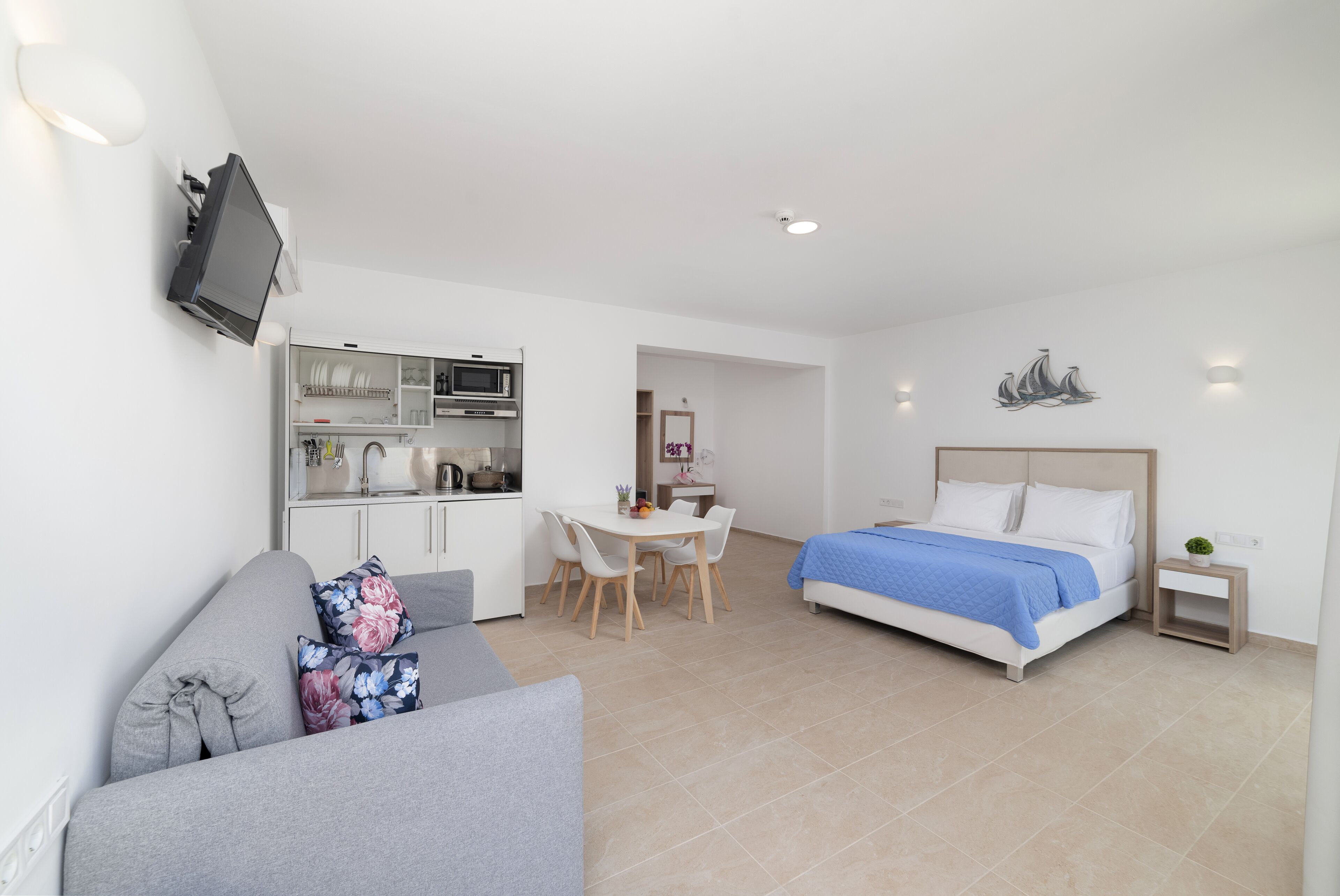 Deluxe Suite with Private Swimming Pool | Oleskelualue | Taulutelevisio