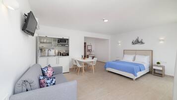 Deluxe Suite with Private Swimming Pool | Oleskelualue | Taulutelevisio