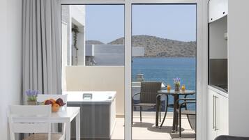 Superior Apartment SV Outdoor Jaccuzzi | 1 bedroom, individually decorated, desk, laptop workspace