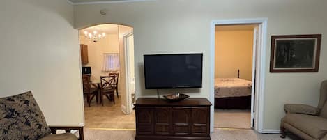 2 habitaciones, tabla de planchar con plancha, internet y ropa de cama