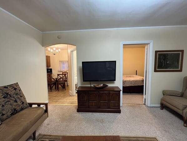 2 bedrooms, iron/ironing board, Internet, bed sheets