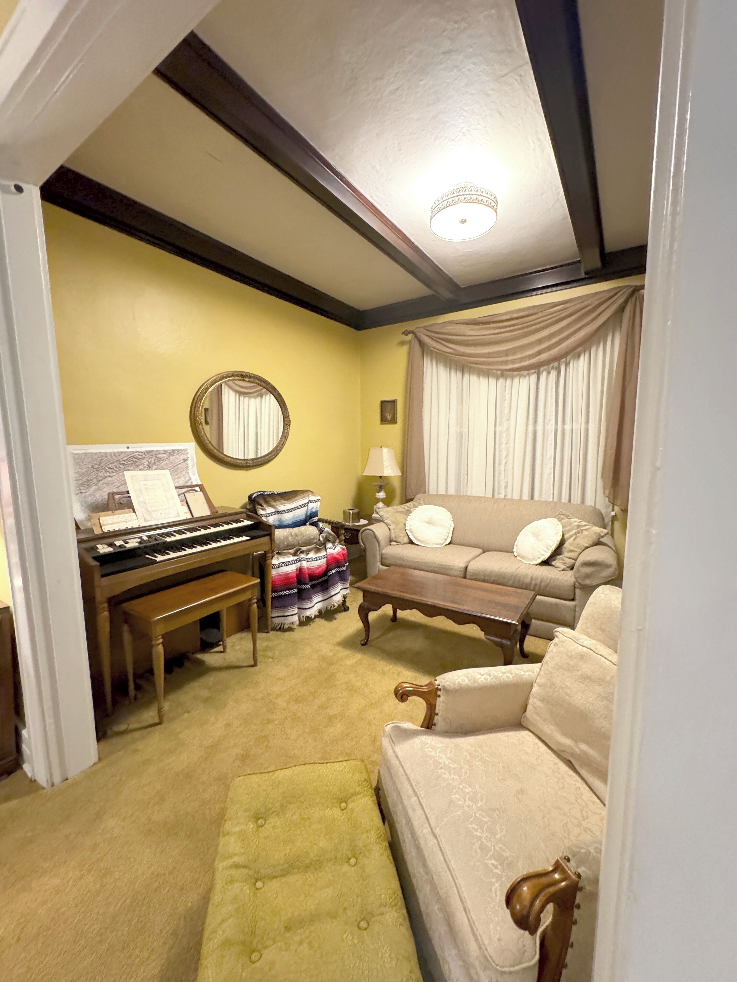 Televisión y chimenea 