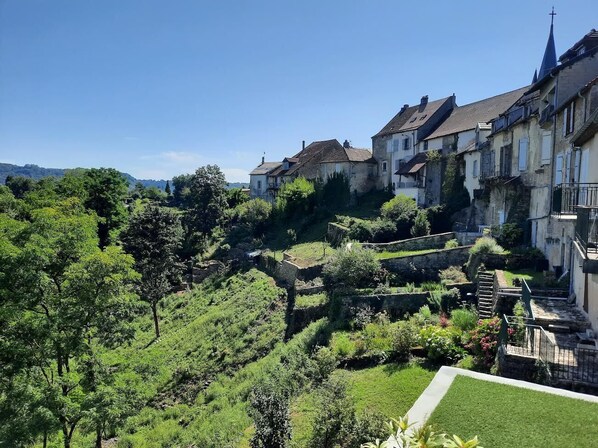 المنطقة المحيطة بالمنشأة