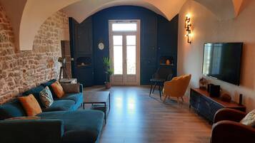 Televisie, een open haard, videospelletjes en een dvd-speler