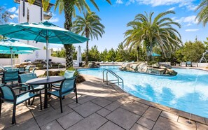 A heated pool - Beach Heaven – 2 Kings – Golf Cart – 4 Bikes – Resort Pool (Santa Rosa Beach)