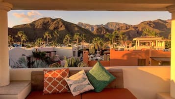 Casa, 2 habitaciones | Balcón