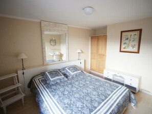 1 habitación, tabla de planchar con plancha, wifi y ropa de cama
