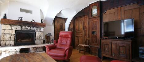 TV, fireplace