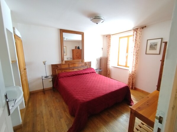 1 bedroom, iron/ironing board, WiFi, bed sheets - Room for two in a house of the XVII century - N°2 Chez Jean Pierre (Villar-d'Arène)