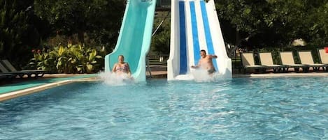 Piscine couverte, 2 piscines extérieures, chaises longues