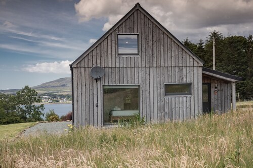 Cuillrigh - Luxury house with Loch Portree & Cuillin Mountain views