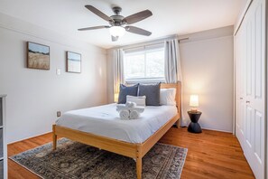 3 slaapkamers, een bureau, een strijkplank/strijkijzer, reisbedje