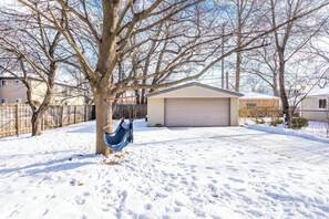 Property grounds - Chic & Spacious Royal Oak 3BR Home! Welcome! (Royal Oak)