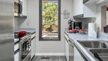 Jääkaappi, mikroaaltouuni, uuni, liesi