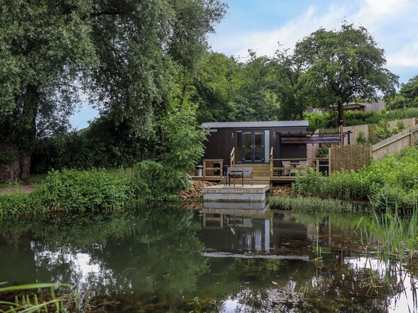 The Shepherds Hut At Bridge Lake Farm &Amp; Fishery - Oxfordshire