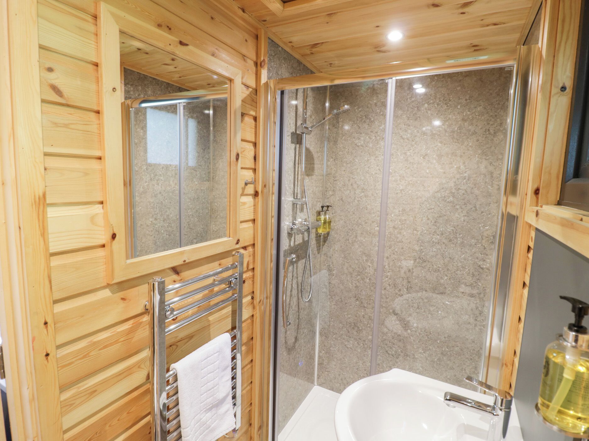 Cottage | Phòng tắm | Buồng tắm vòi sen 