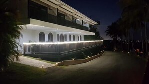 Vista frontal de la propiedad