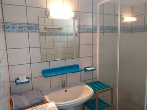 Dusche, Handtücher, Toilettenpapier