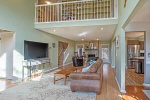 TV, fireplace, DVD player - Private Hot Tub and Resort Amenities Included! (Massanutten)