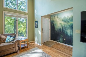 TV, fireplace, DVD player - Private Hot Tub and Resort Amenities Included! (Massanutten)